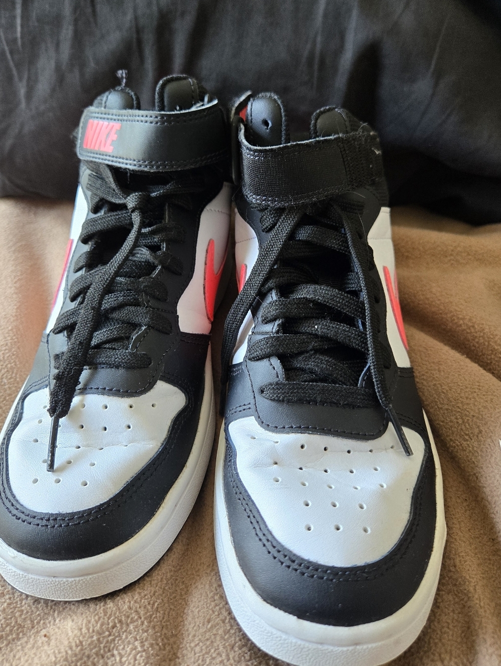 Nike Kids High-Top Sneakers in Black, White & PinkNike Court Borough 5.5Y
